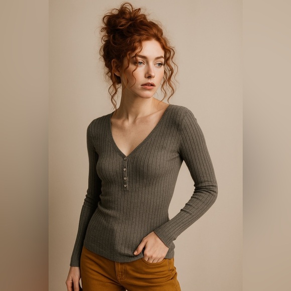 La Miel Gray Ribbed Button V-Neck Sweater - Picture 1 of 6